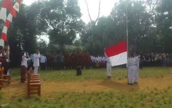 Rayakan Kemerdekaan Warga Gelar Upacara Bendera